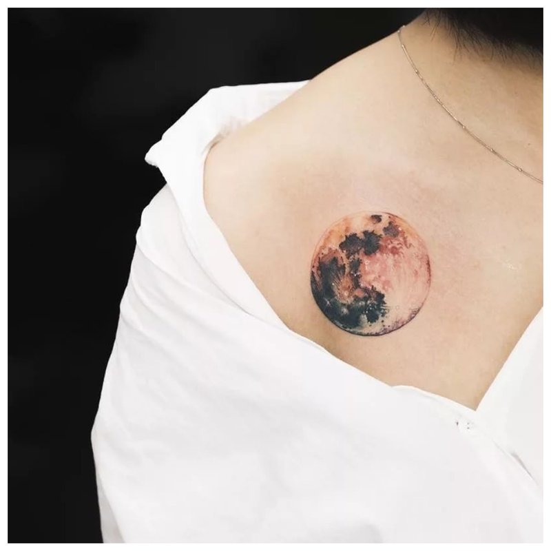 Didelės spalvos mėnulio tatuiruotė ant raktikaulio