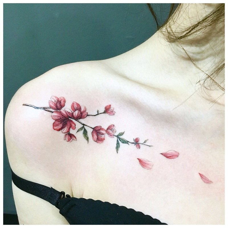 Деликатно цвете - татуировка на ключицата