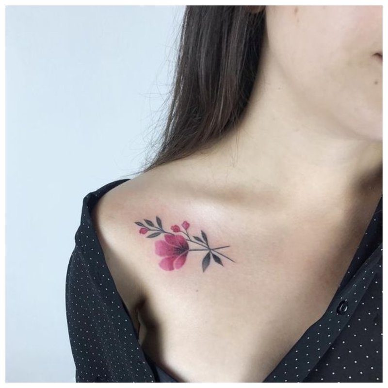 Деликатна татуировка на цветя върху ключицата