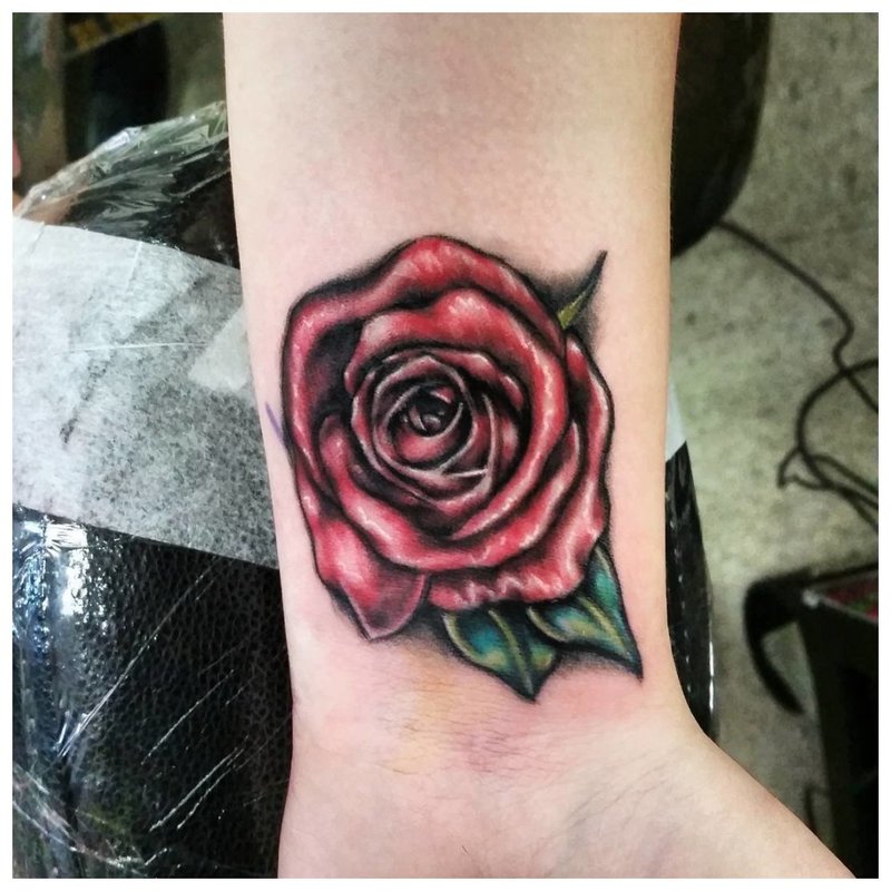 Rožė - tatuiruotė ant riešo