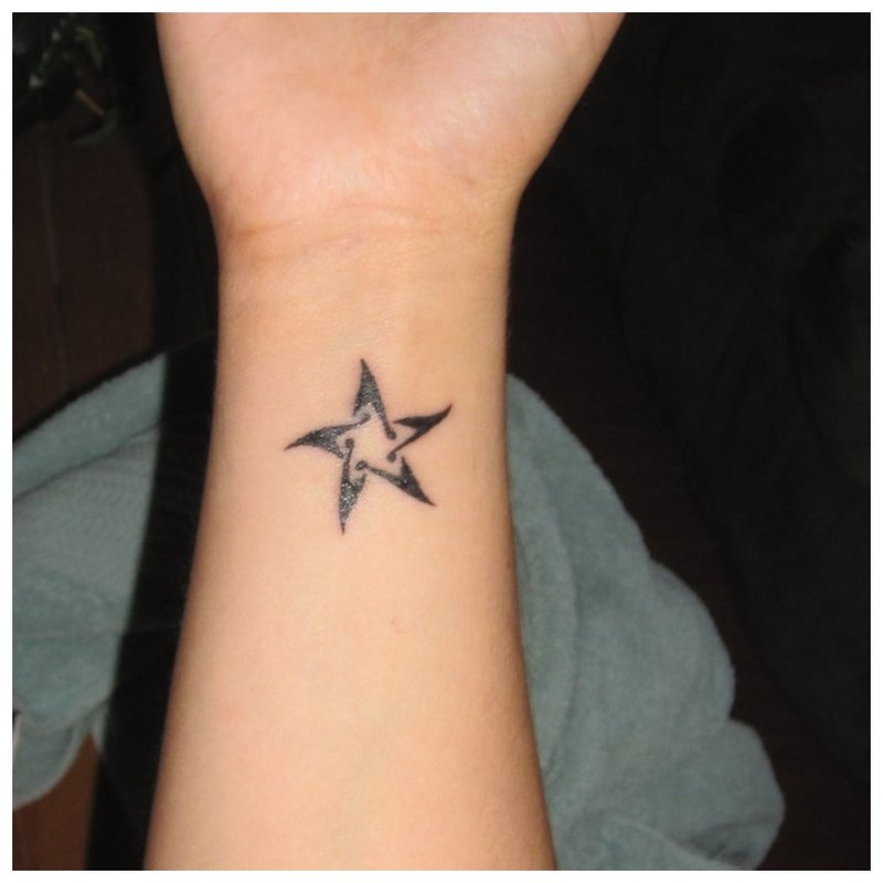 Gwiazda - tatuaż na nadgarstku