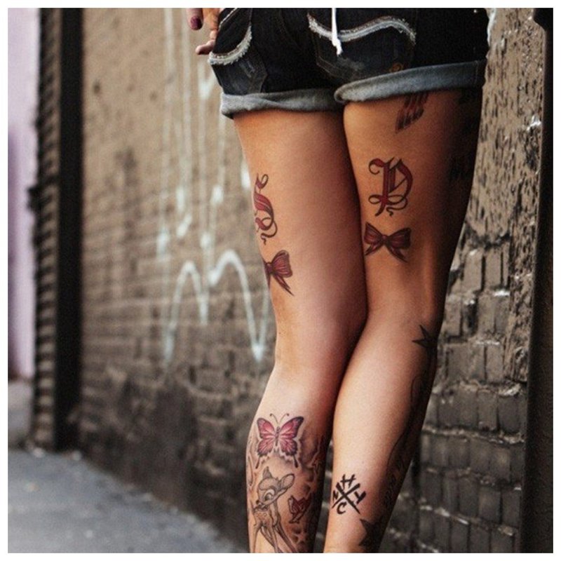 Tetování na boku za hýždě