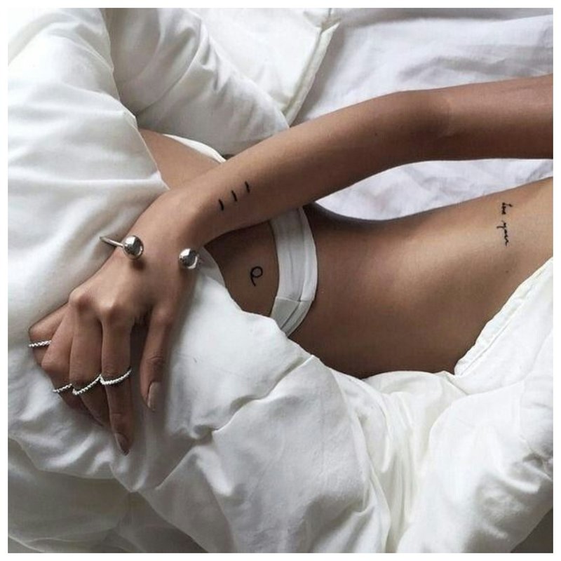 Kleine tatoeages op het lichaam van een meisje