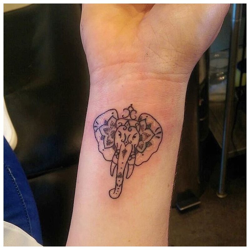 Neįprasta gyvūninė riešo tatuiruotė