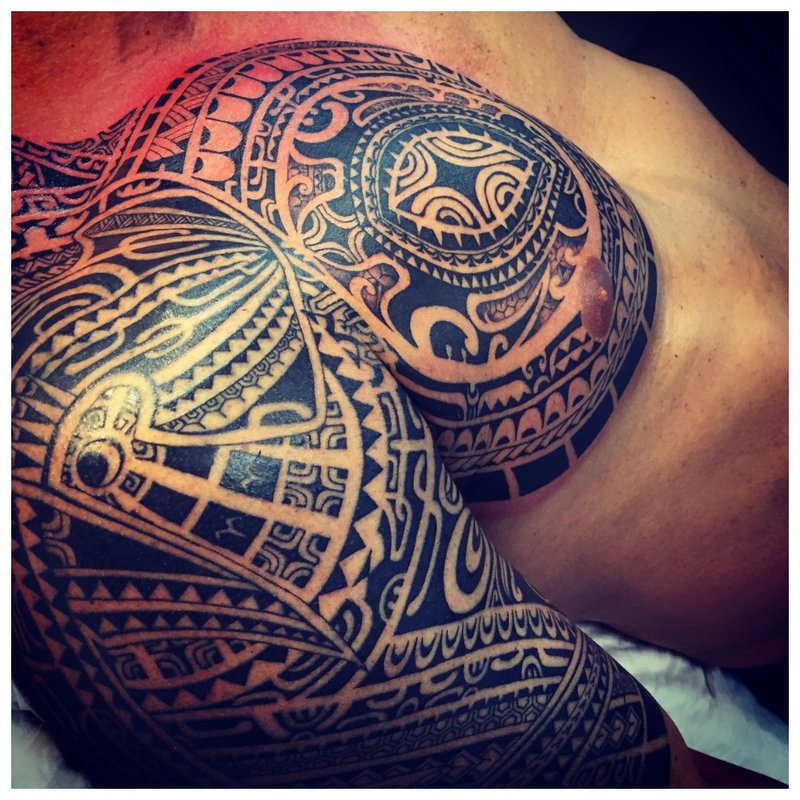 Etniczny tatuaż na ramię
