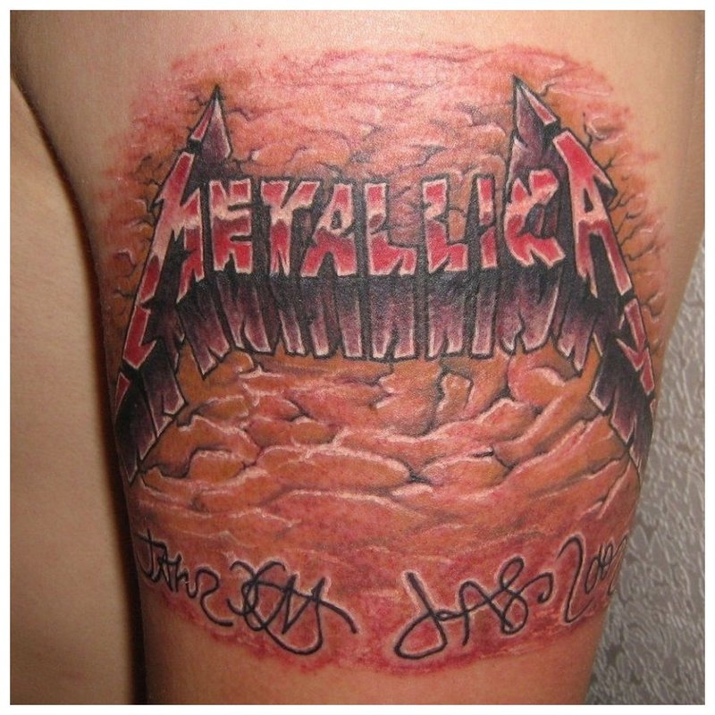 Tatuiruotės užrašas su mėgstamos grupės pavadinimu