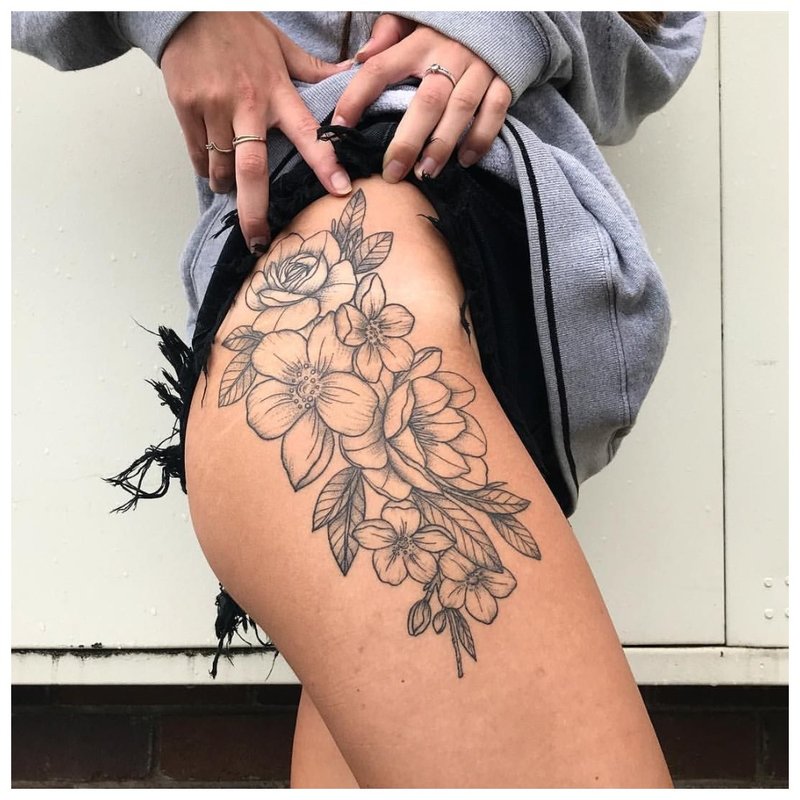 Květinové téma pro hip tetování