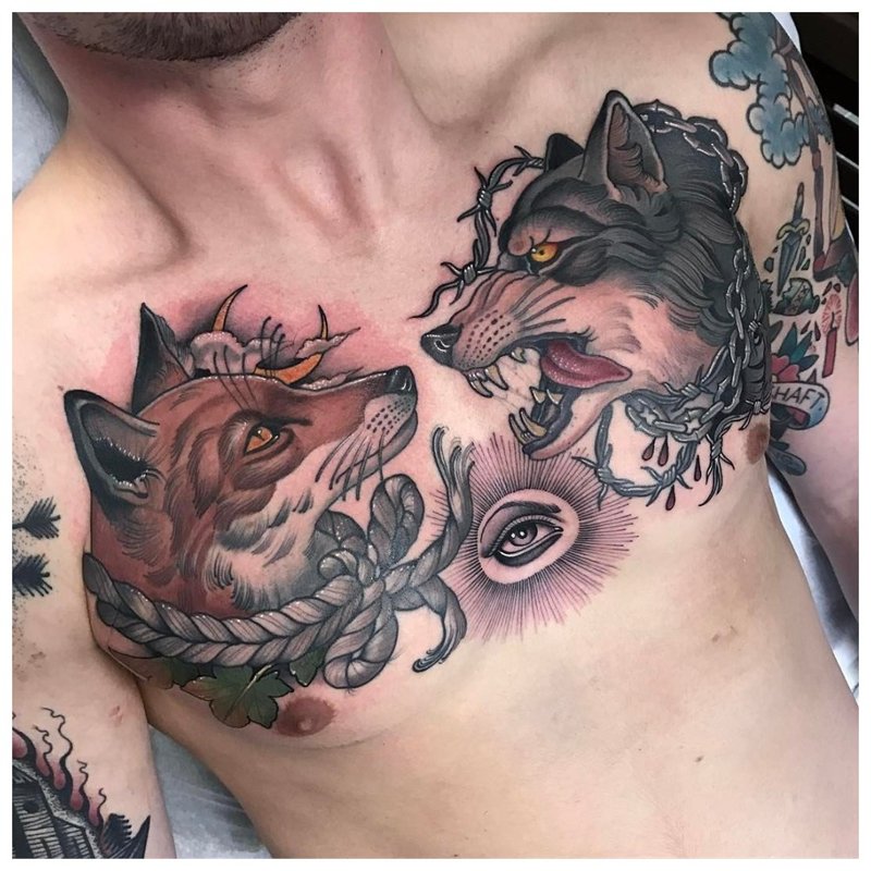 Zwierzęta w lesie - tatuaż na piersi mężczyzny
