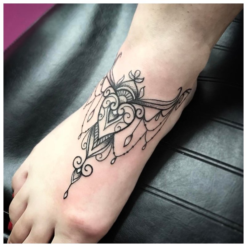 Tatuaj etnic pe picior