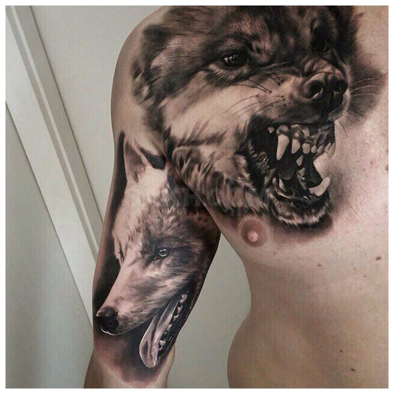 Grijns van de wolf - tatoeage op de schouder