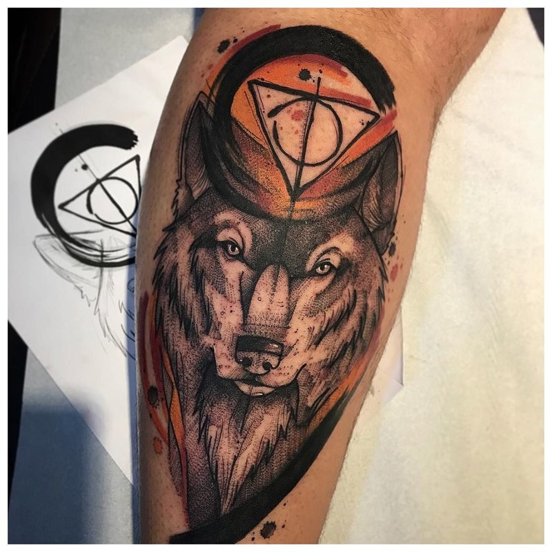 Originele tatoeage van een wolf op het been van een man