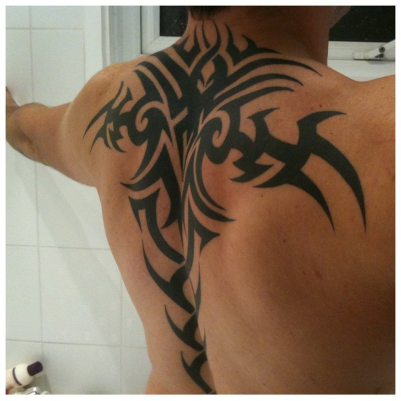 Tribal tattoo op de rug