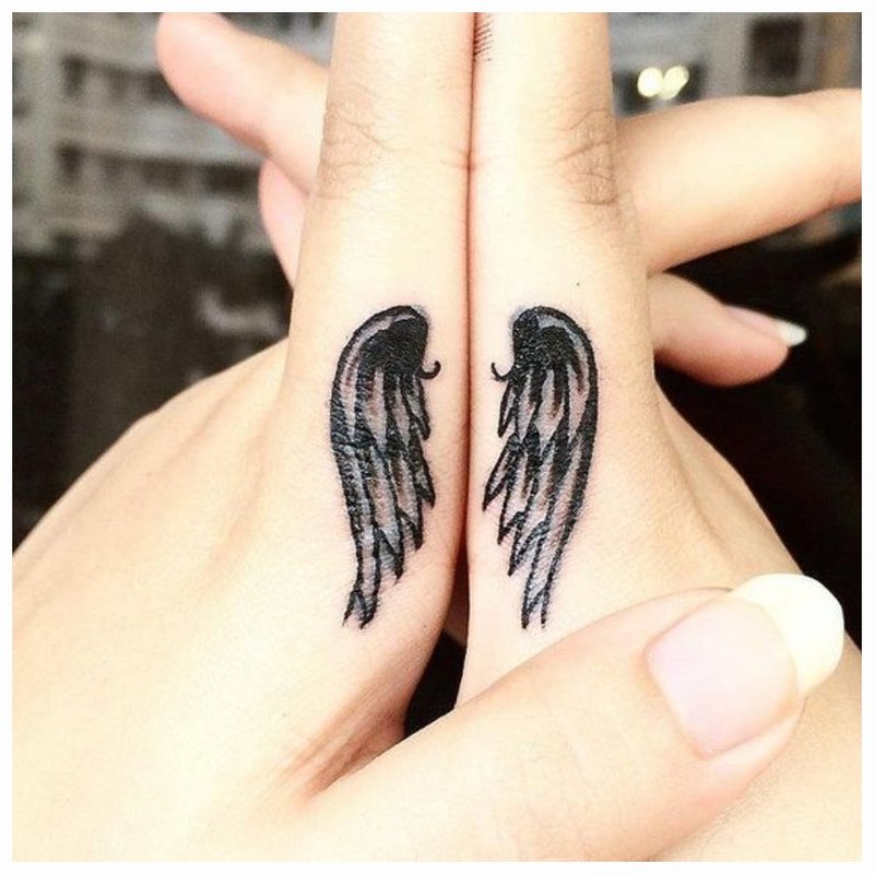Tatuaż ze skrzydłami anioła