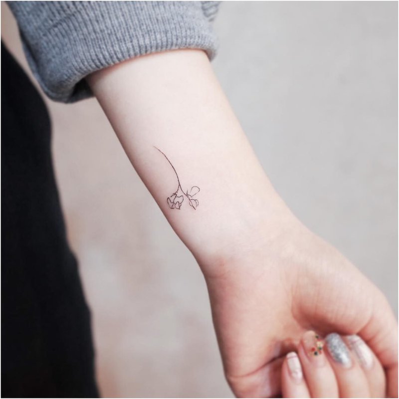 Vienos eilutės gėlių tatuiruotė