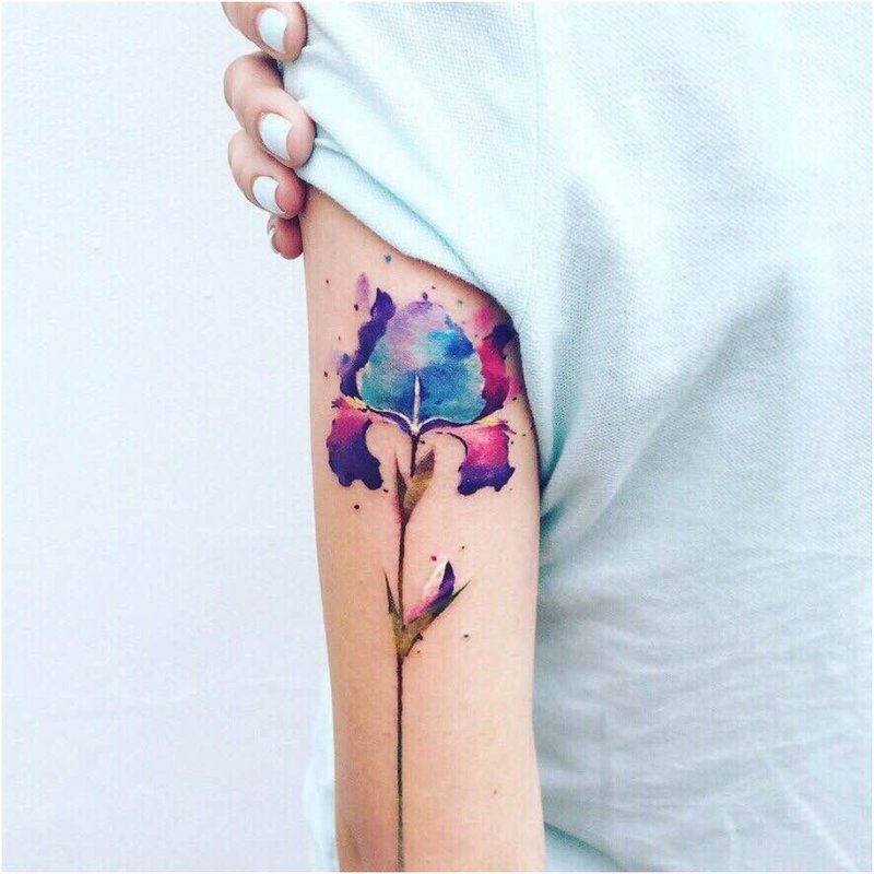 Akvarelės tatuiruotė su gėle