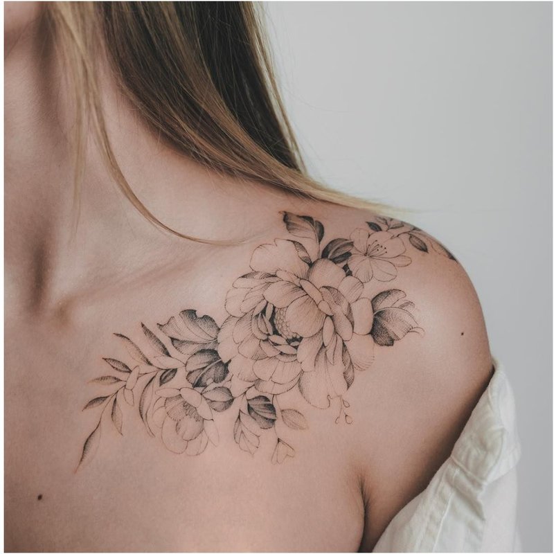 Kontūrinių gėlių tatuiruotė