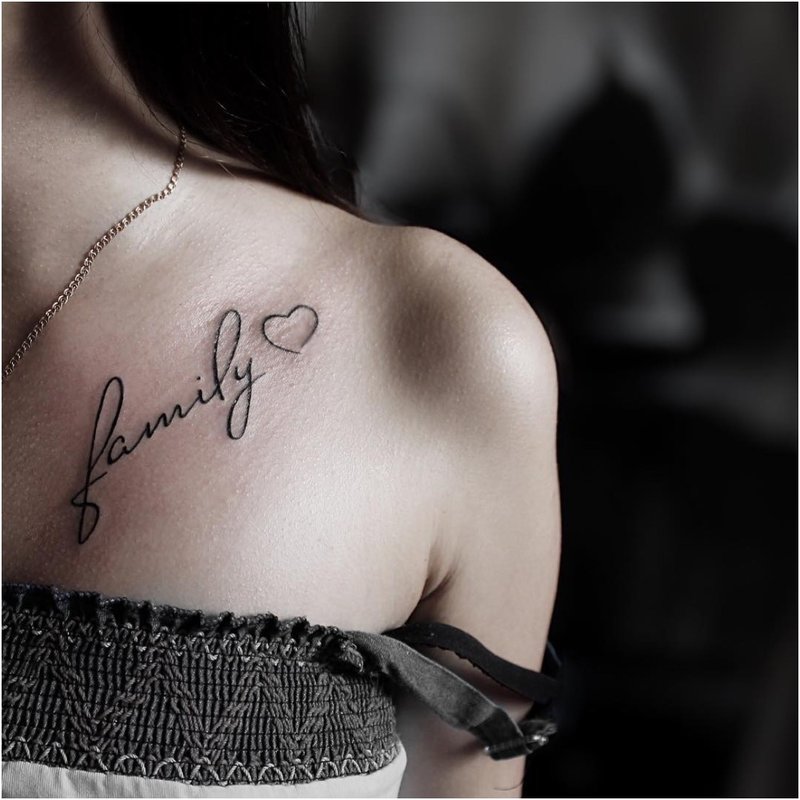 Tattoo met tekst op de schouder