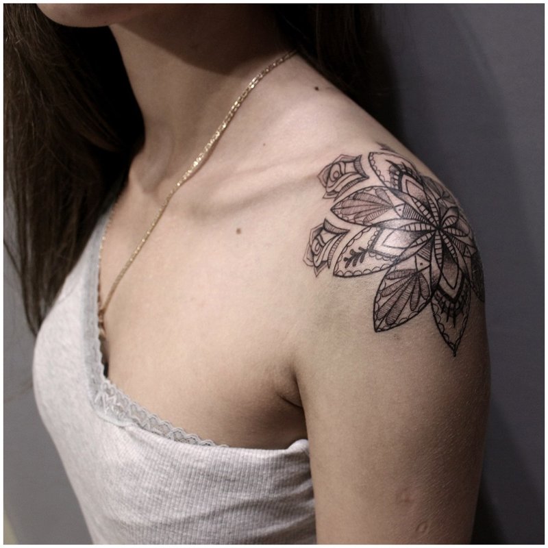 Piękny tatuaż na ramieniu