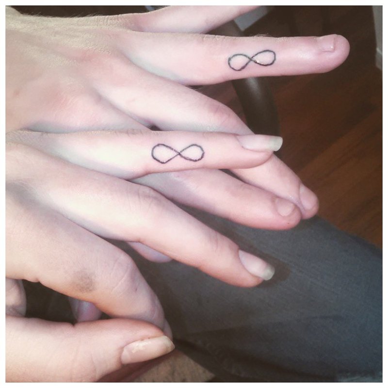 Infinity Sign gepaarde tatoeage