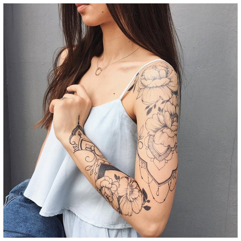 Moteriška visos rankos tatuiruotė