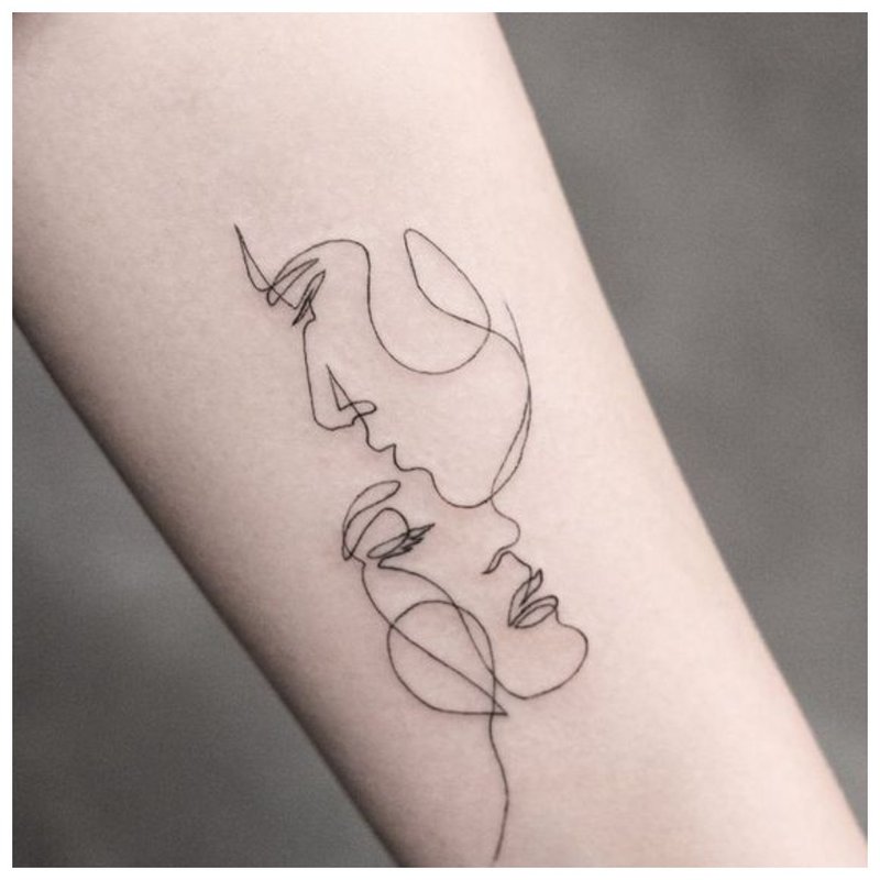 Paar - tattoo op de hand van een meisje