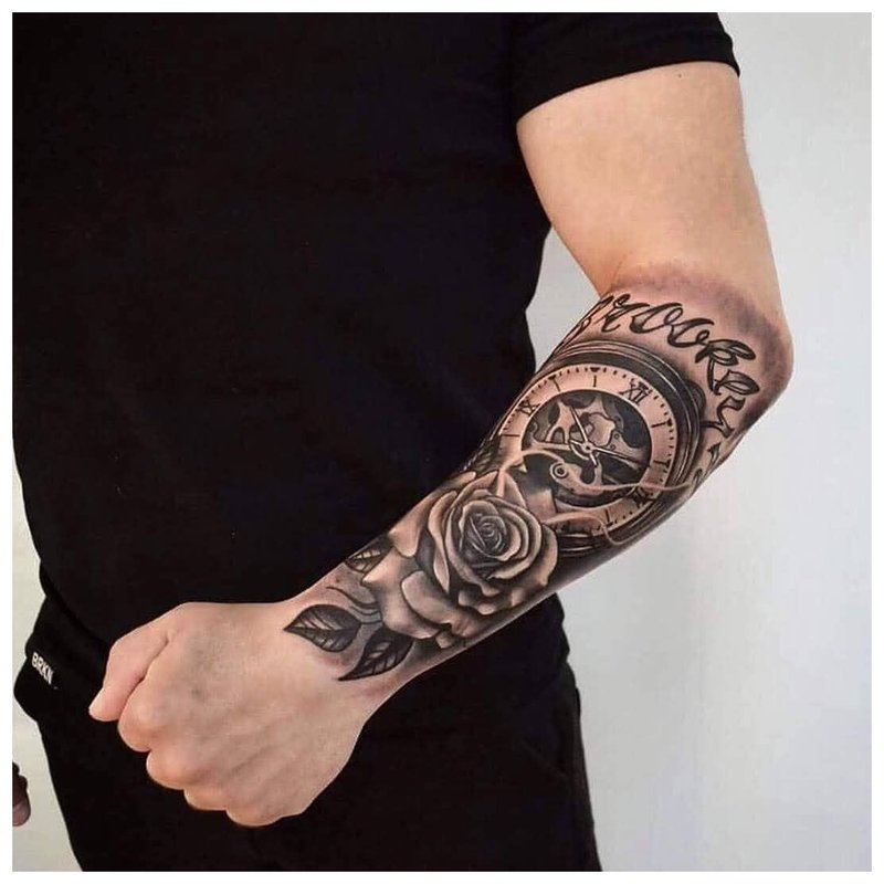 Tatuaj pentru un bărbat brutal pe braț