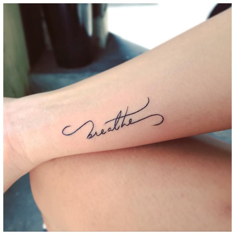Tatuiruotės užrašas „Breath“