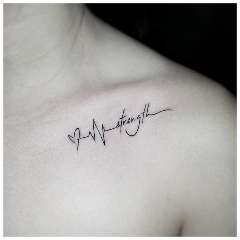 Nietypowy napis na tatuażu pod obojczykiem