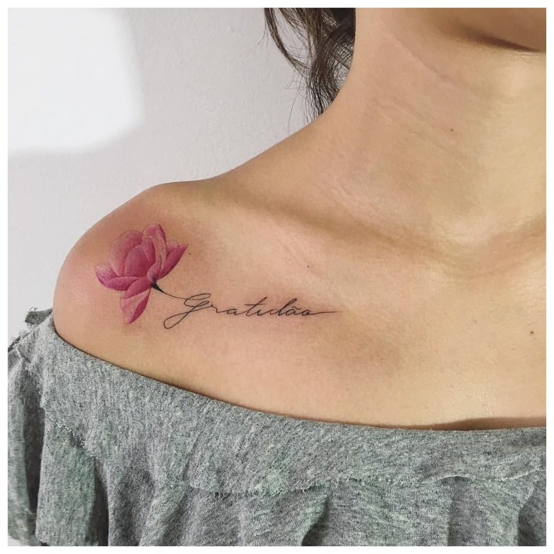 Moteriška gėlių tatuiruotė ant raktikaulio