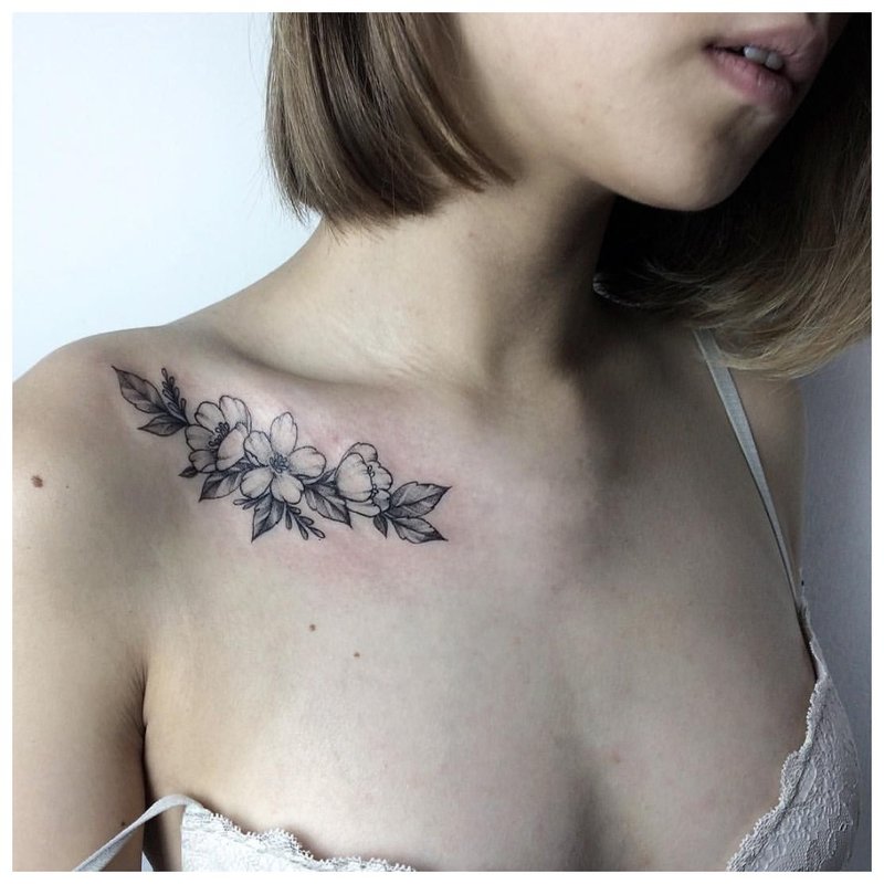Jentas kragebein tatovering