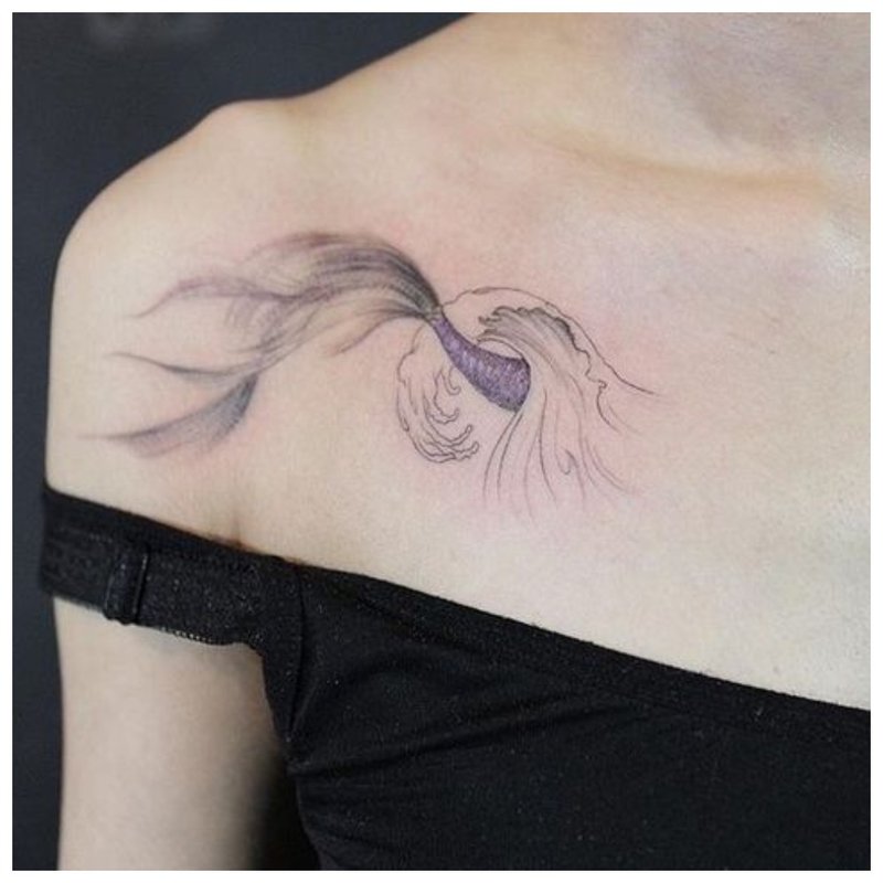 Szokatlan tetoválás a lány gallérján
