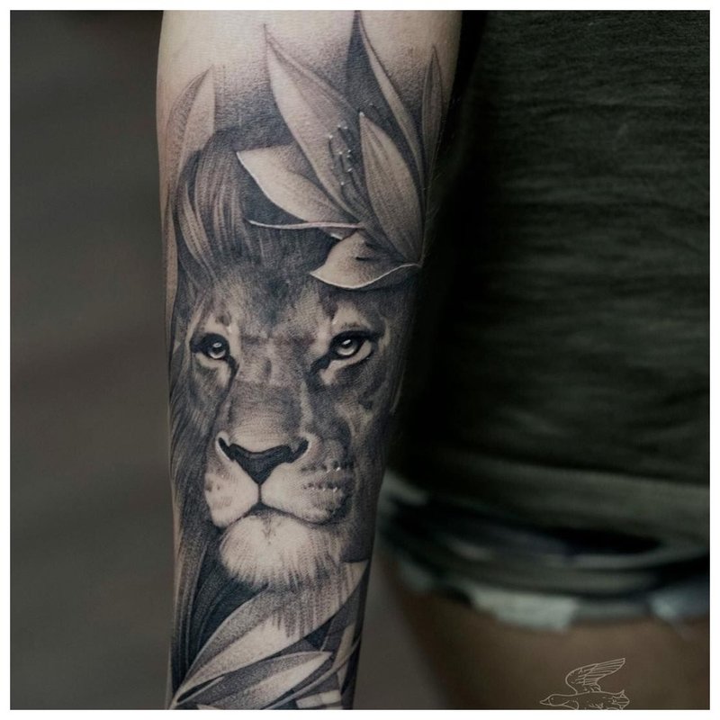 Tatuaż zwierzęcy na przedramieniu mężczyzny