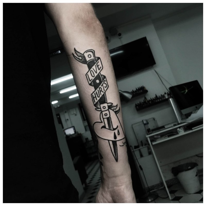 Tatuaż ręcznie napis