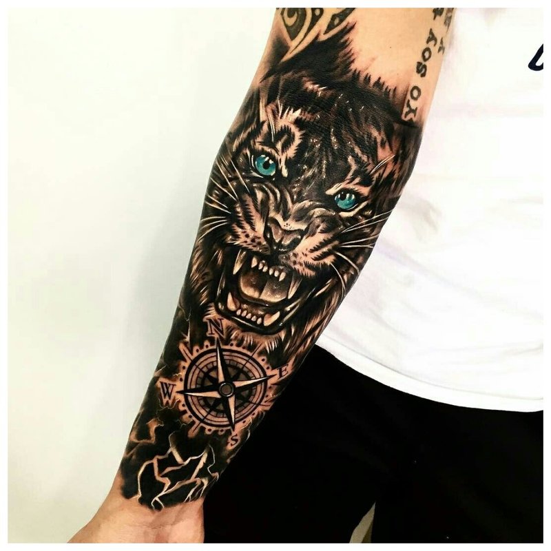 Piktas liūtas - tatuiruotė ant vyro dilbio