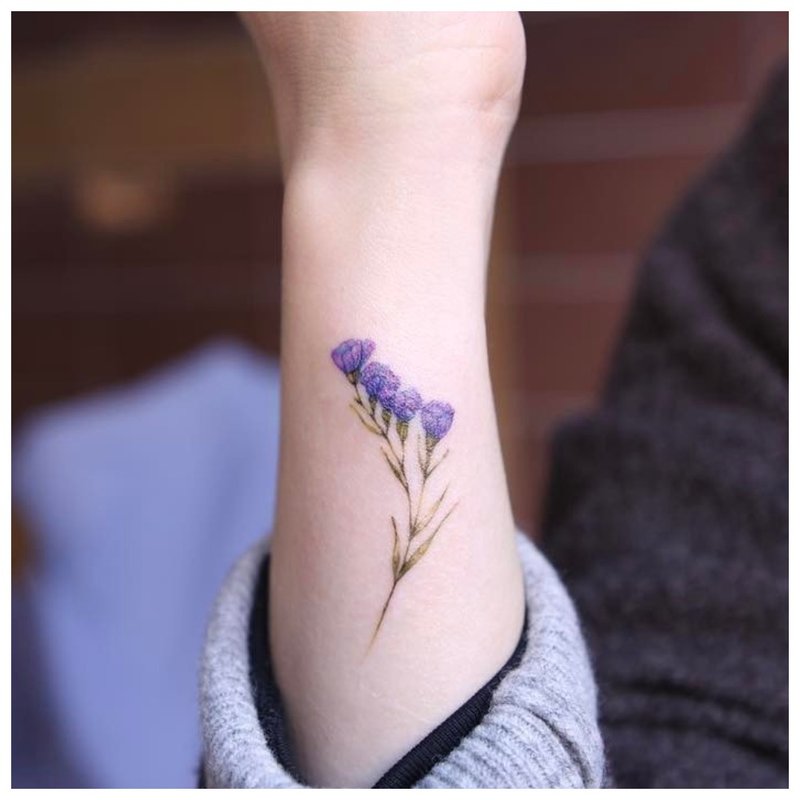 Kwiatowy tatuaż na nadgarstku