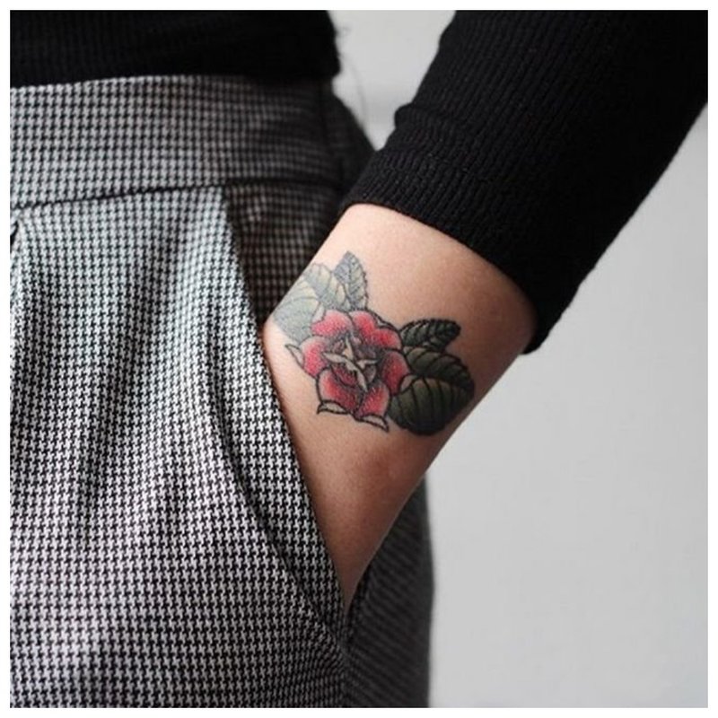 Bransoletka na nadgarstek z tatuażem