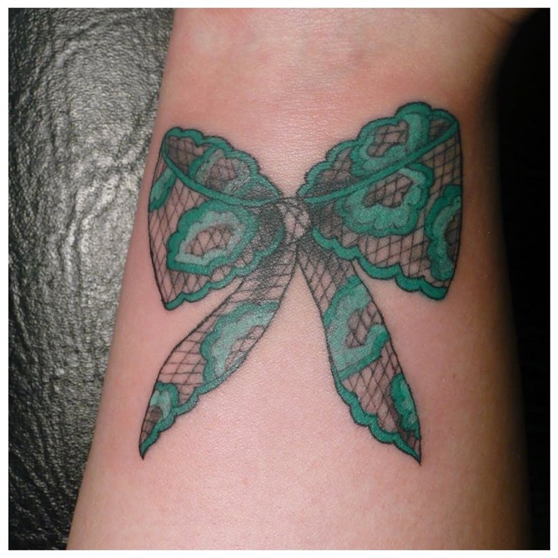Kokarda - oryginalny tatuaż na nadgarstku