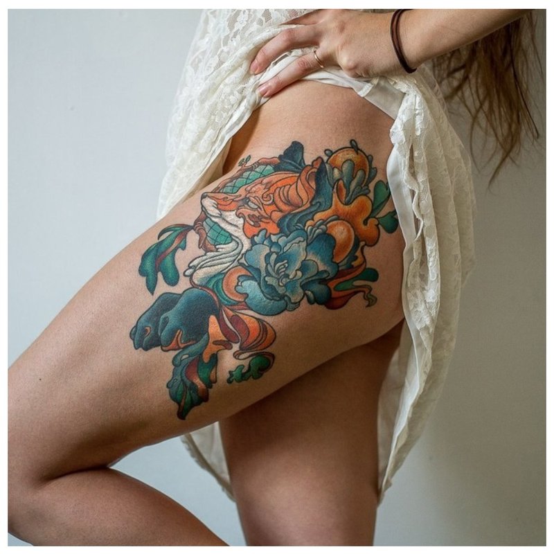 Цветна татуировка на бедрата