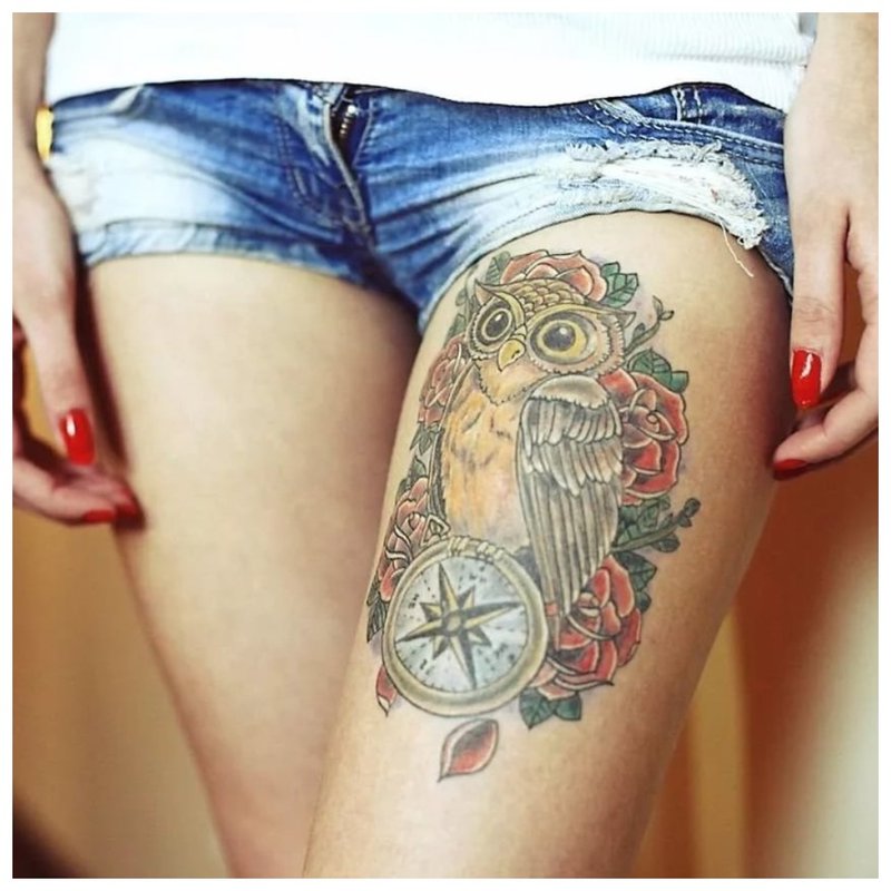 Világos bagoly tetoválás a csípőn