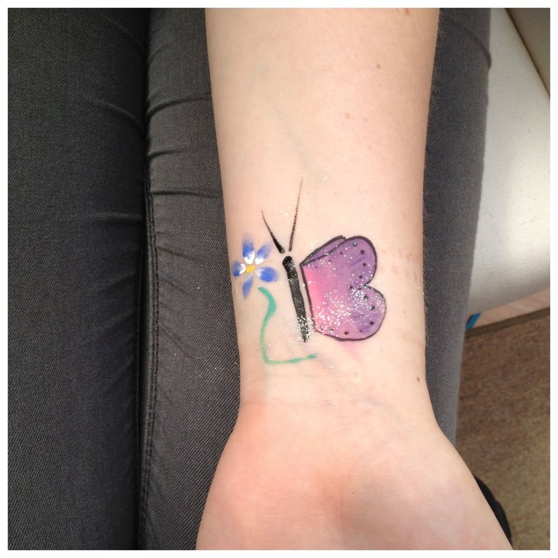 Drugelis - tatuiruotė ant riešo