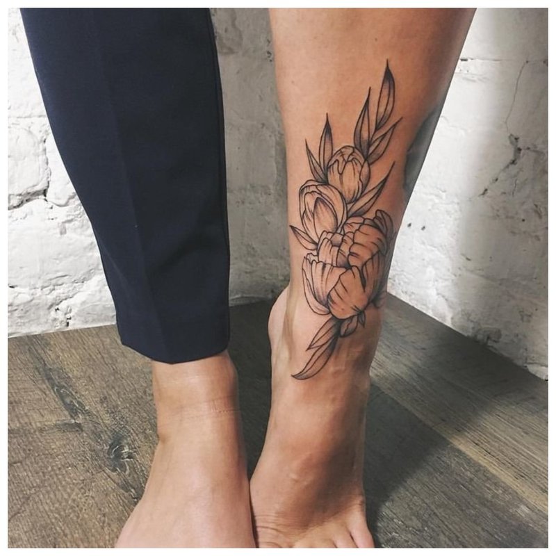 Kontūrinė gėlių tatuiruotė ant blauzdos