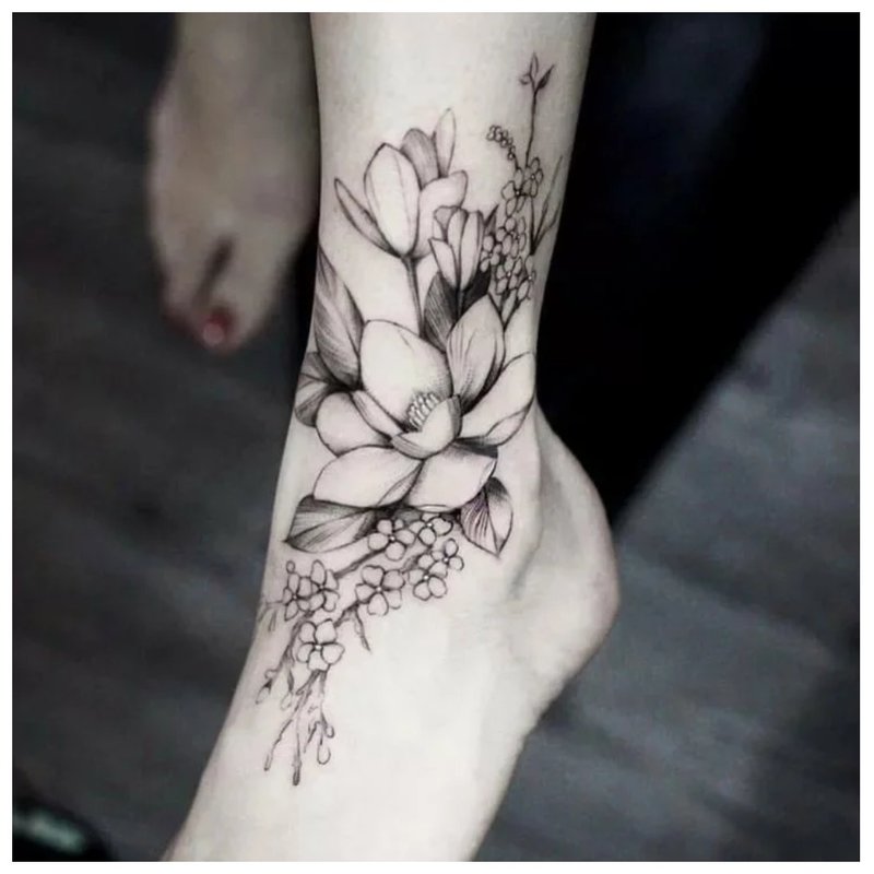 Konturowy tatuaż z kwiatami.