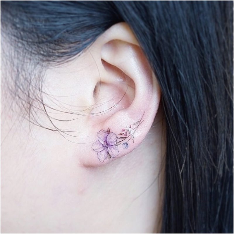 Floare minimalistă pe lobul urechii