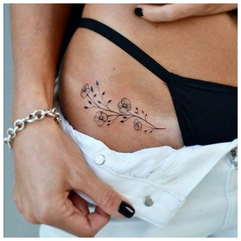 Татуировка на тазобедрени цветя