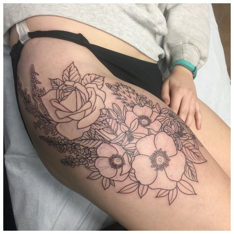 Tatuaj volumetric pe șoldul unei fete