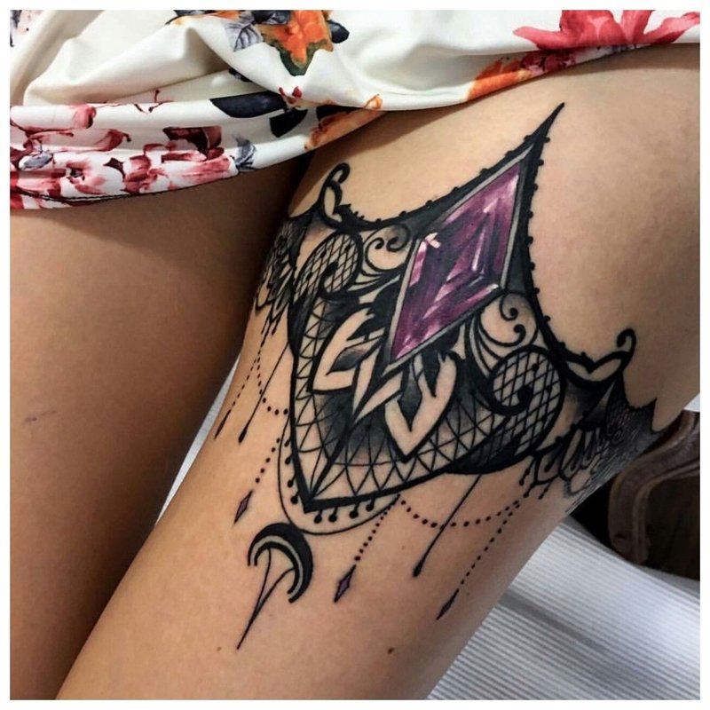 Dviejų spalvų tatuiruotė ant varlės
