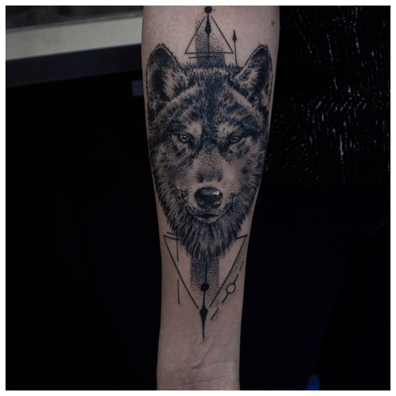 Pysk surowego wilka - tatuaż ramienia