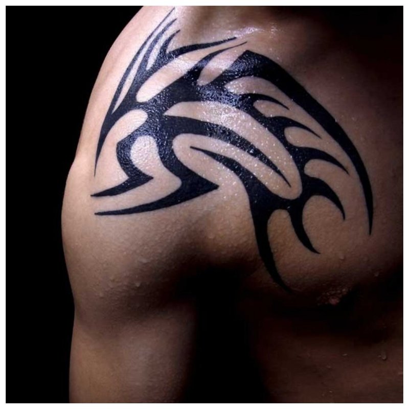 Tribal schouder en sleutelbeen tattoo