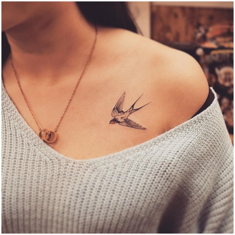 Tatuaż obojczyka ptaka