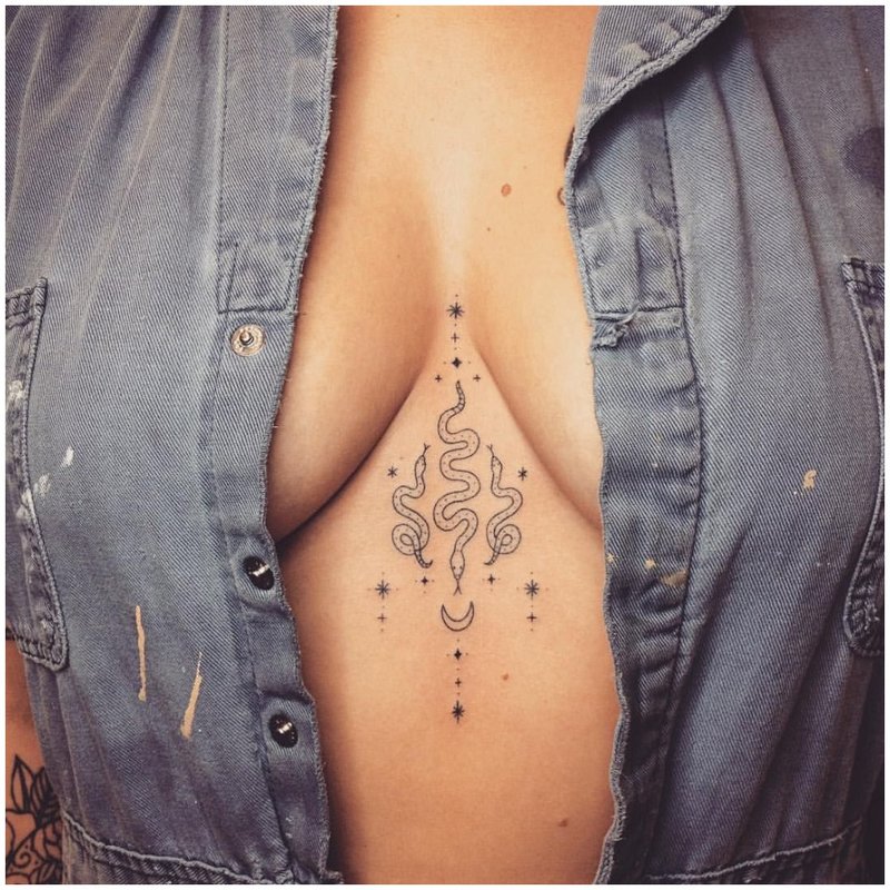 Tetování mezi prsy